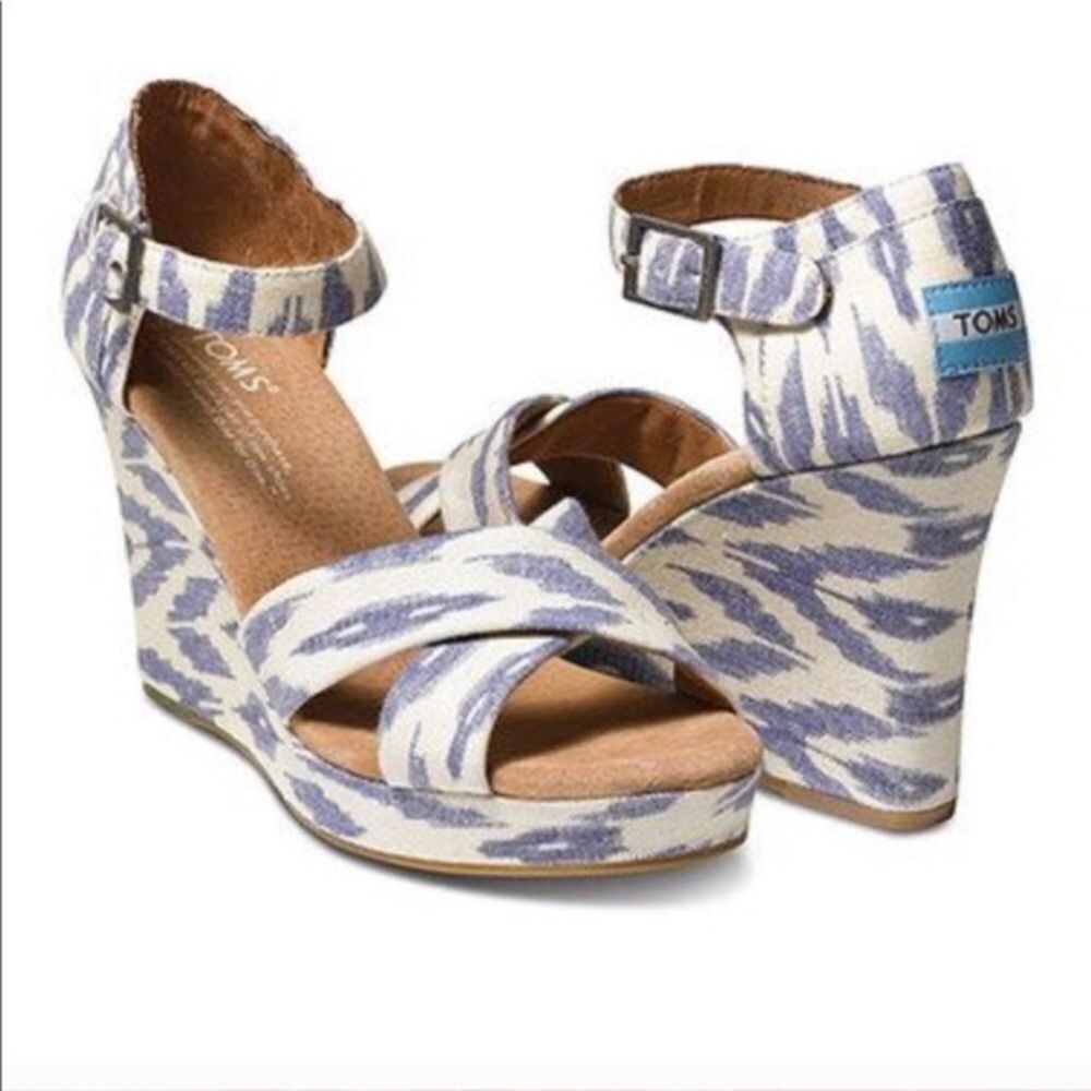 TOMS Sienna‎ blue and white tribal ikat print platform wedge sandals